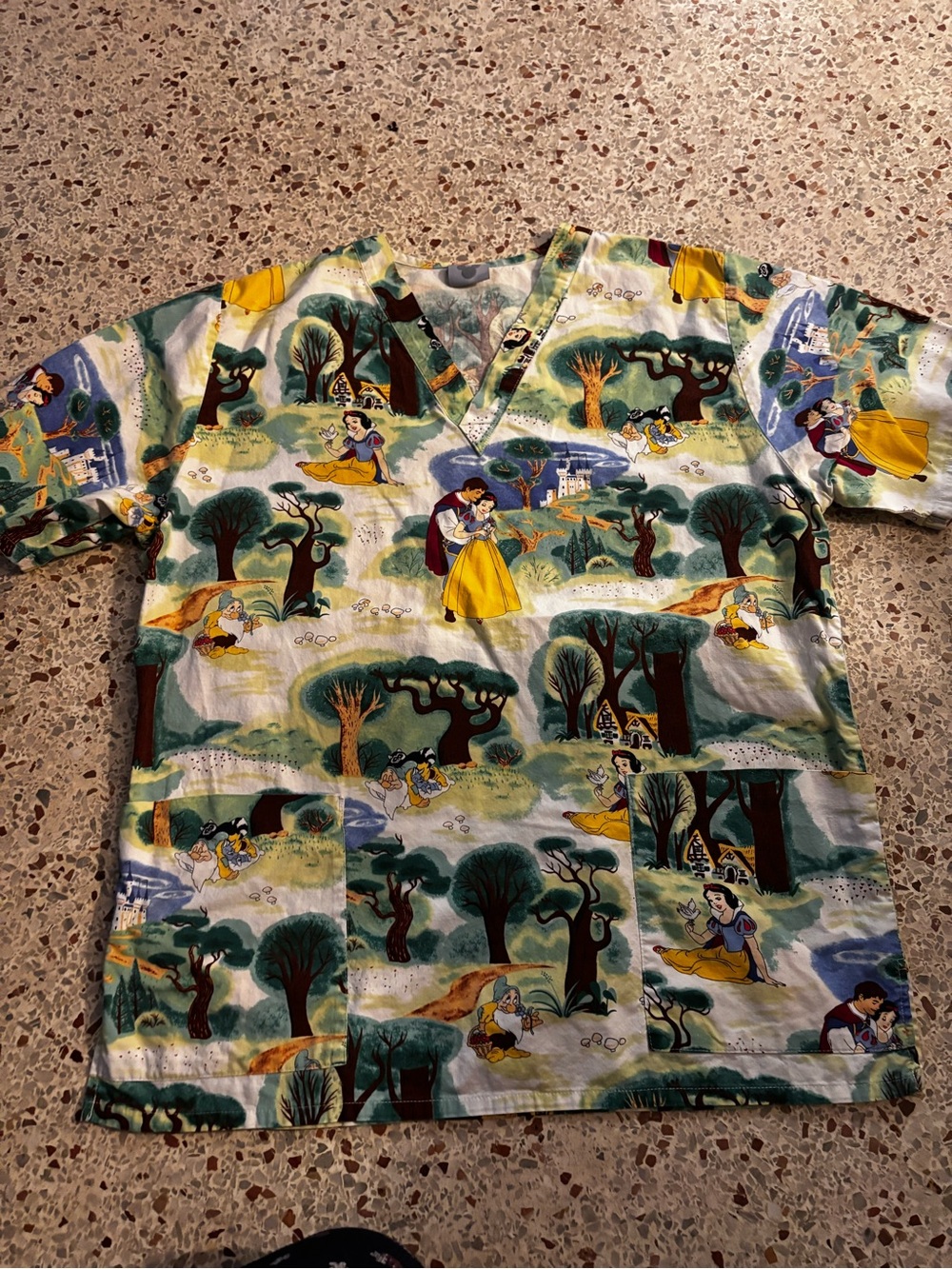vintage Disney Snow White and the Seven Dwarfs short-sleeve V-neck scrub